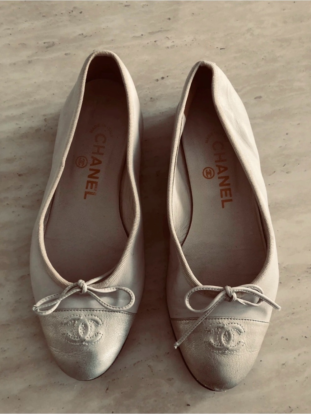 CHANEL Cream Leather Ballet Flats with Bow and CC Logo